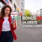 Oto propozycja tekstu alternatywnego (alt text) dla tego baneru: Tekst alternatywny: "Uśmiechnięta młoda kobieta idąca miejską ulicą i patrząca w ekran smartfona. Wokół niej unoszą się trójwymiarowe ikony: złote monety, prezenty oraz banknot z zatwierdzoną kwotą '800 ZŁ'. Po prawej stronie znajduje się duży, wyraźny napis promocyjny: 'BONUS 800 ZŁ od ERSTE OTWÓRZ KONTO.'."