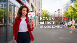 Oto propozycja tekstu alternatywnego (alt text) dla tego baneru: Tekst alternatywny: "Uśmiechnięta młoda kobieta idąca miejską ulicą i patrząca w ekran smartfona. Wokół niej unoszą się trójwymiarowe ikony: złote monety, prezenty oraz banknot z zatwierdzoną kwotą '800 ZŁ'. Po prawej stronie znajduje się duży, wyraźny napis promocyjny: 'BONUS 800 ZŁ od ERSTE OTWÓRZ KONTO.'."